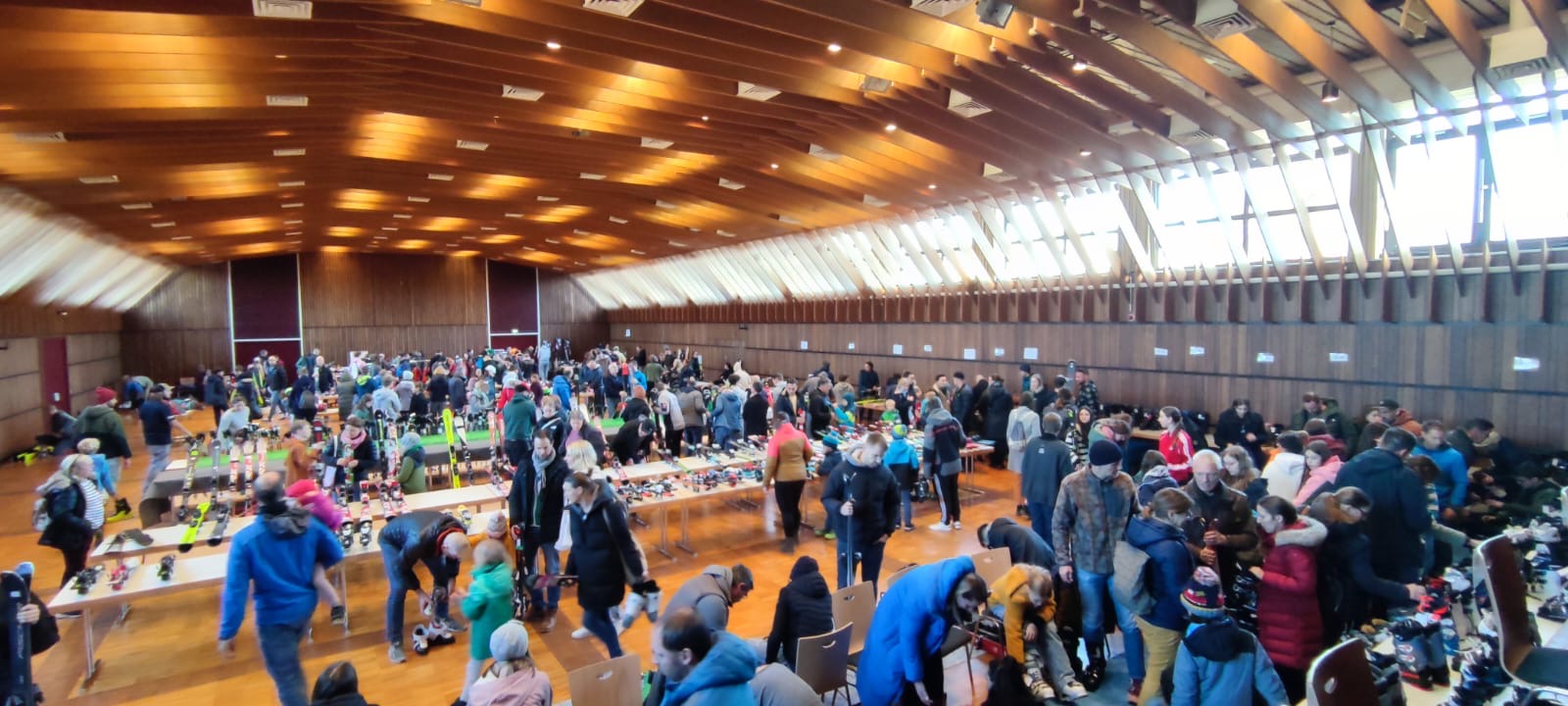 Gruppenbild der Skilehrer/innen vor einer Bergkulisse